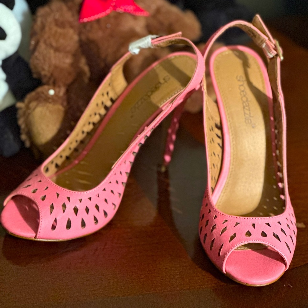 4”heel. Coral colored. Super cute!! NEVER WORN.